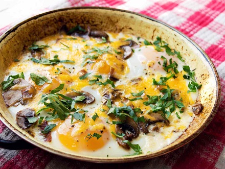Eggs baked with creamed mushrooms